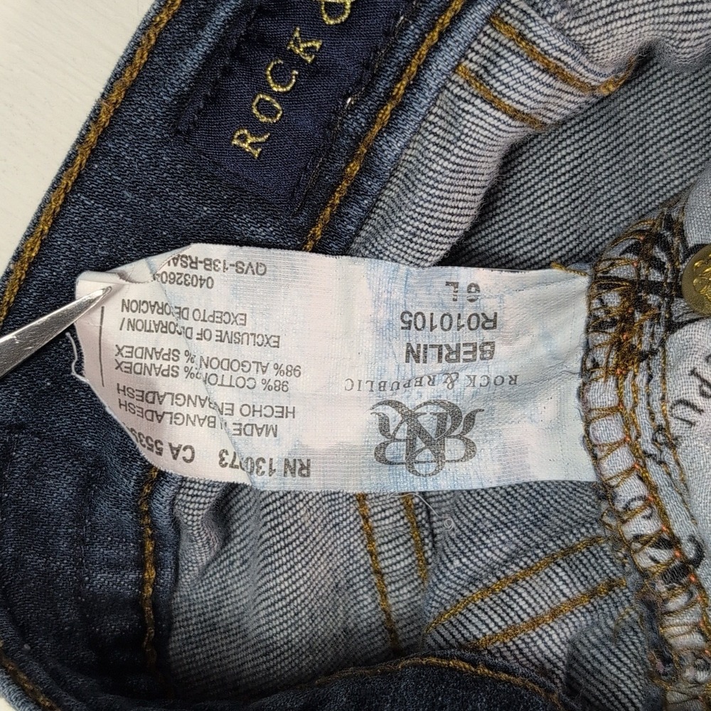 Rock & Republic Berlin Dark Wash Straight Leg Jeans Gold Logo Pockets Size 6 - Picture 11 of 13